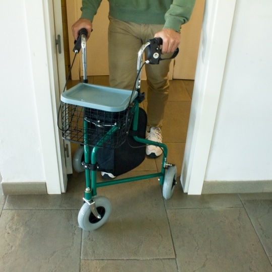 Andadores para ancianos: ¿cómo elegir el más adecuado? – OrtoCore Medical
